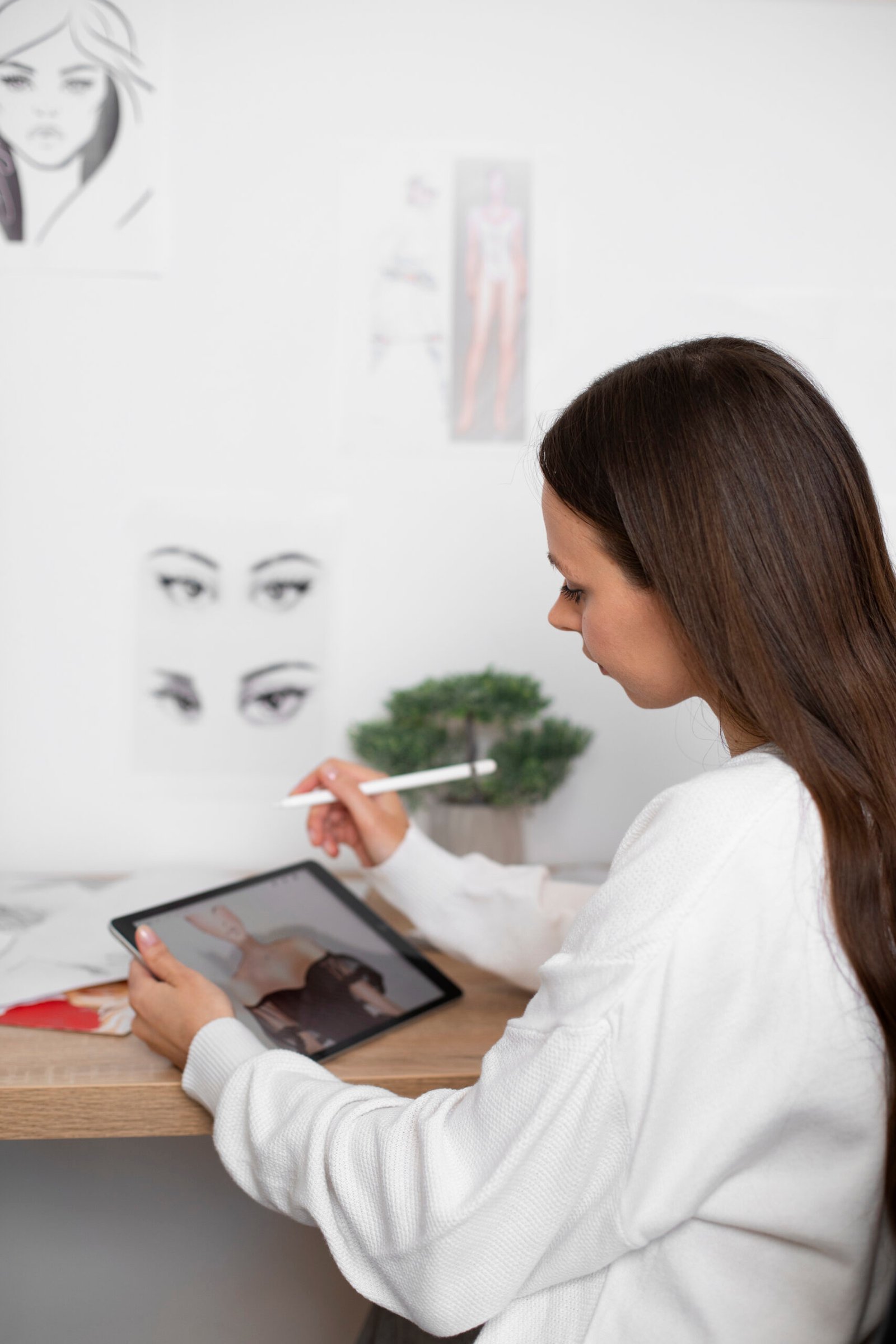 Mujer dibujando diseño de belleza en iPad